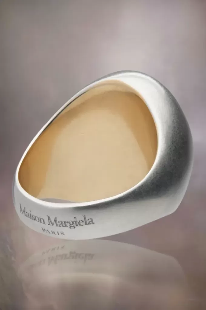Anillo caballero ovalado de Maison Margiela Anillo caballero ovalado de Maison Margiela