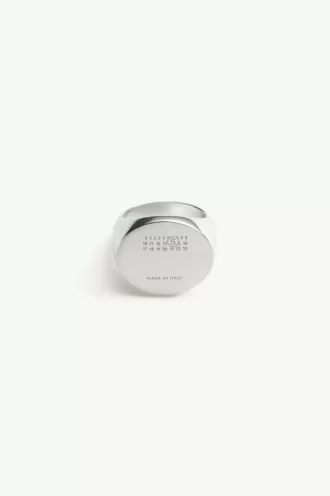 Anillo ovalado numérico de Maison Margiela