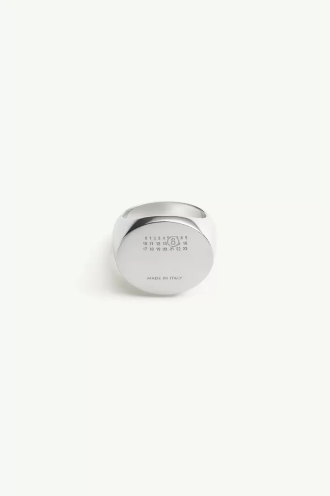 Anillo ovalado numérico de Maison Margiela Anillo ovalado numérico de Maison Margiela