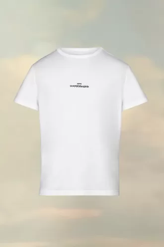 Camiseta con el logo distorsionado