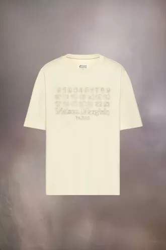 Camiseta con logotipo bordado