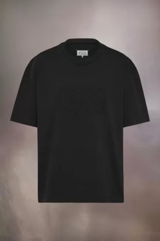 Camiseta con logotipo bordado