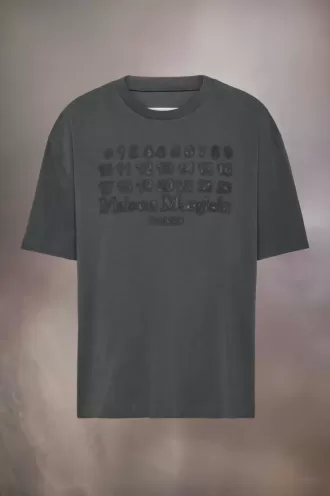 Camiseta con logotipo bordado