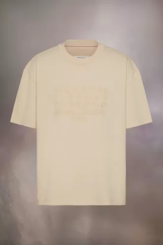 Camiseta con logotipo bordado