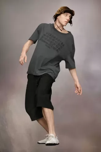 Camiseta con logotipo bordado