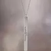 Collar con colgante de logotipo
