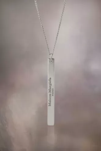 Collar con colgante de logotipo