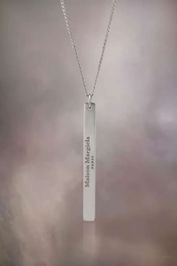 Collar con colgante de logotipo