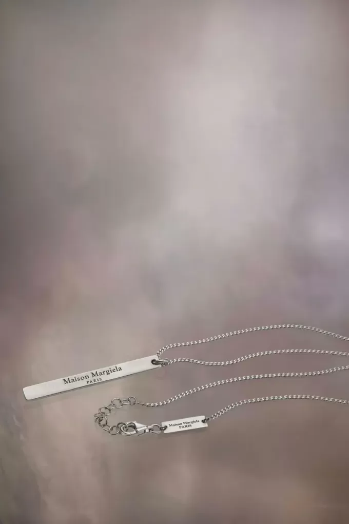 Collar con colgante de logotipo