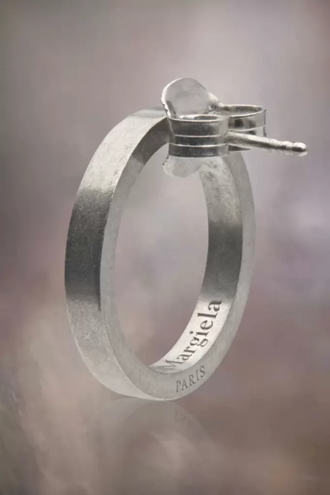 Pendiente con el logotipo de Maison Margiela Pendiente con el logotipo de Maison Margiela