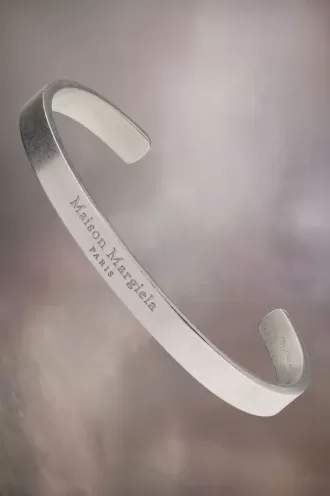Puño con el logotipo de Maison Margiela
