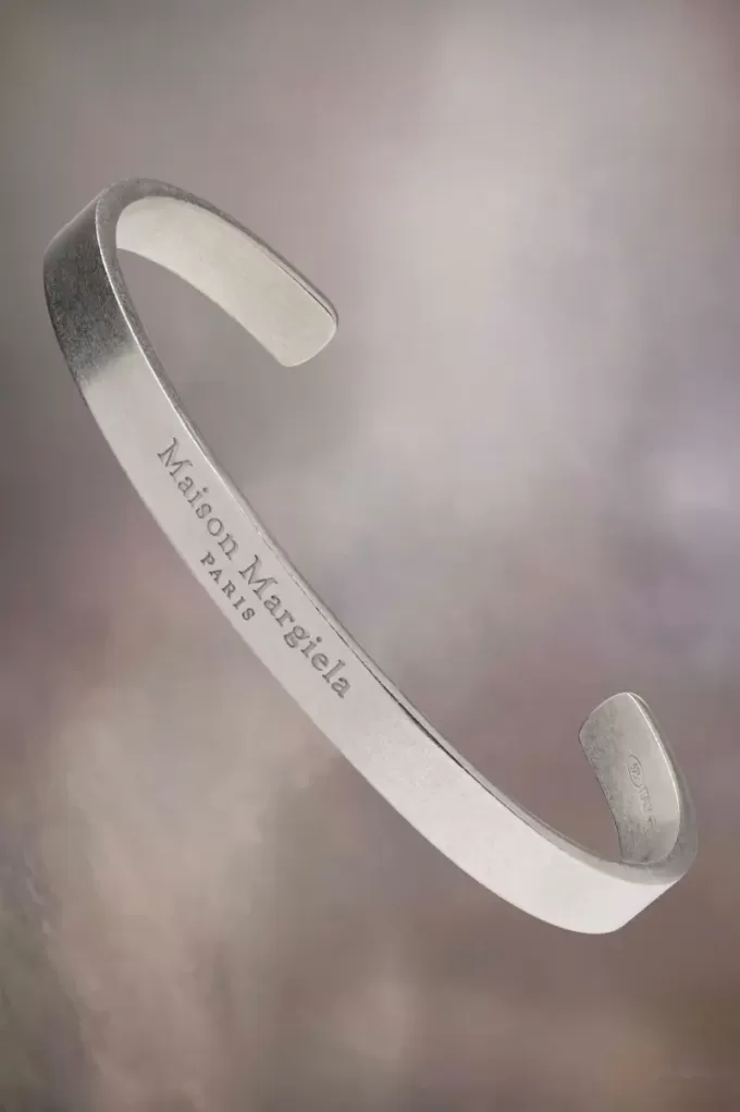 Puño con el logotipo de Maison Margiela Puño con el logotipo de Maison Margiela
