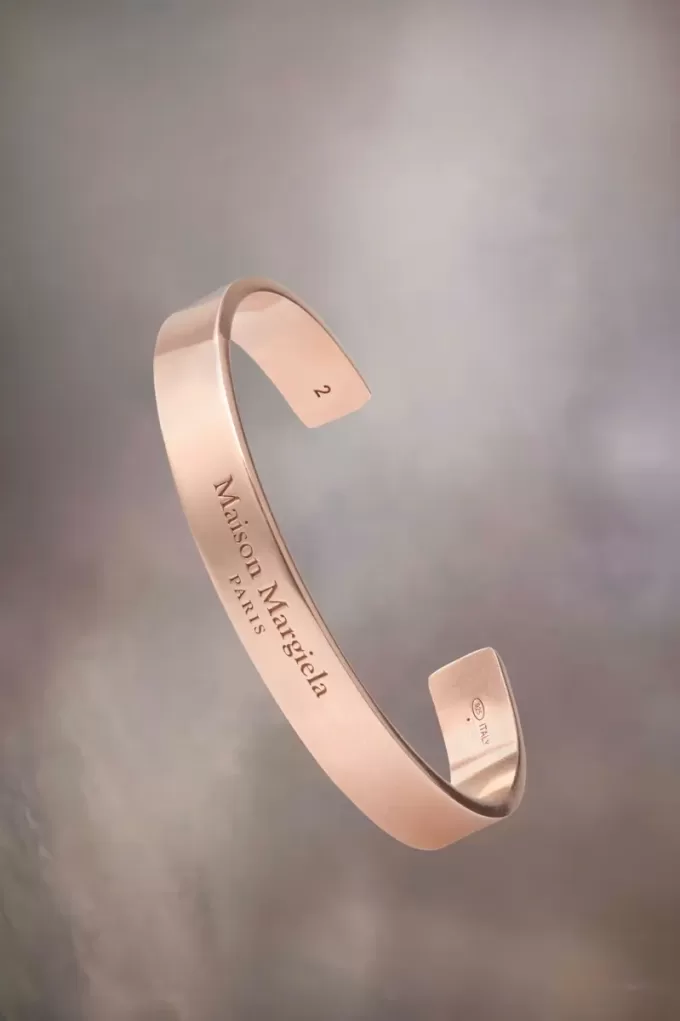 Puño con el logotipo de Maison Margiela Puño con el logotipo de Maison Margiela