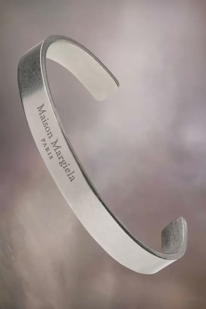 Puño con el logotipo de Maison Margiela Puño con el logotipo de Maison Margiela