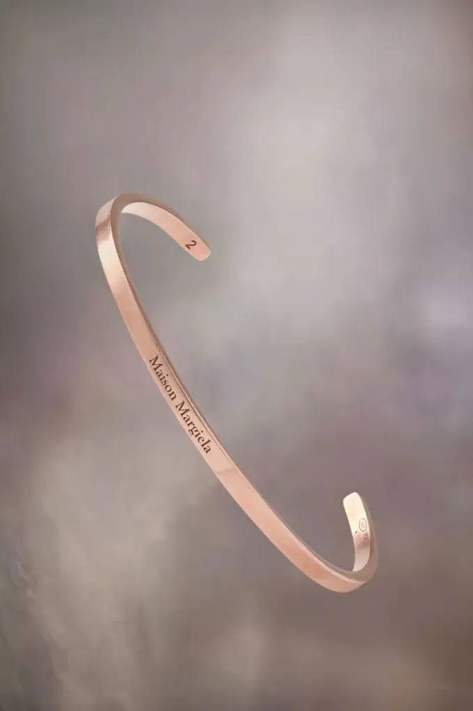 Puño con el logotipo de Maison Margiela Puño con el logotipo de Maison Margiela