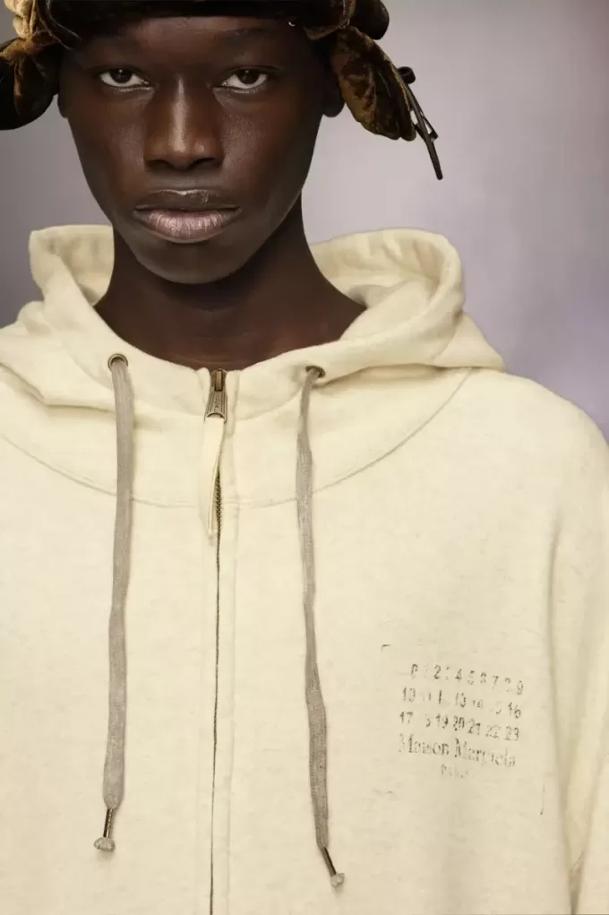 Sudadera con capucha y cremallera con el logotipo del sello