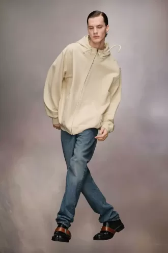Sudadera con capucha y logotipo bordado Sudadera con capucha y logotipo bordado