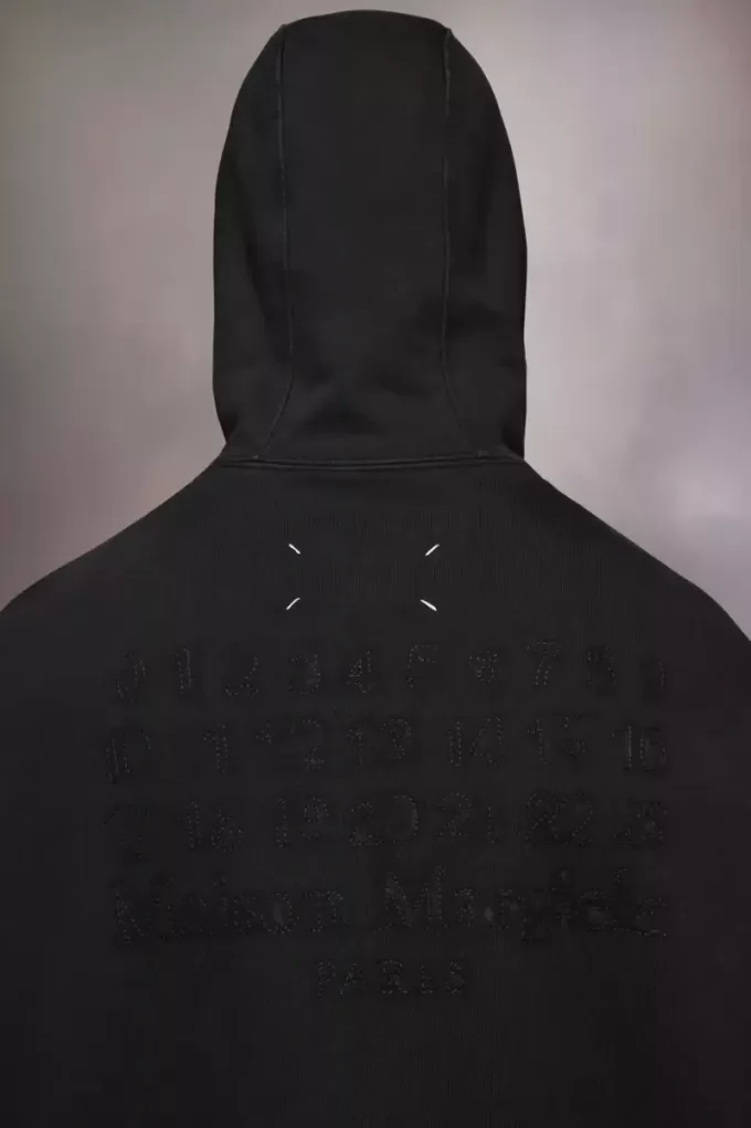 Sudadera con capucha y logotipo bordado Sudadera con capucha y logotipo bordado